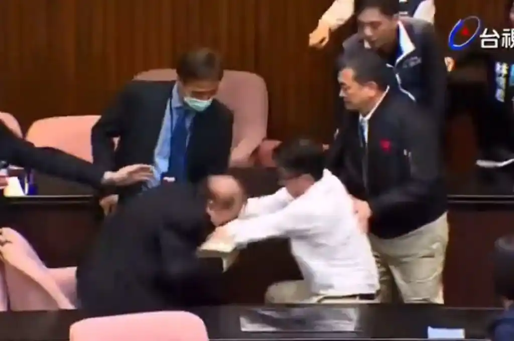 Pelea entre legisladores de Taiwán