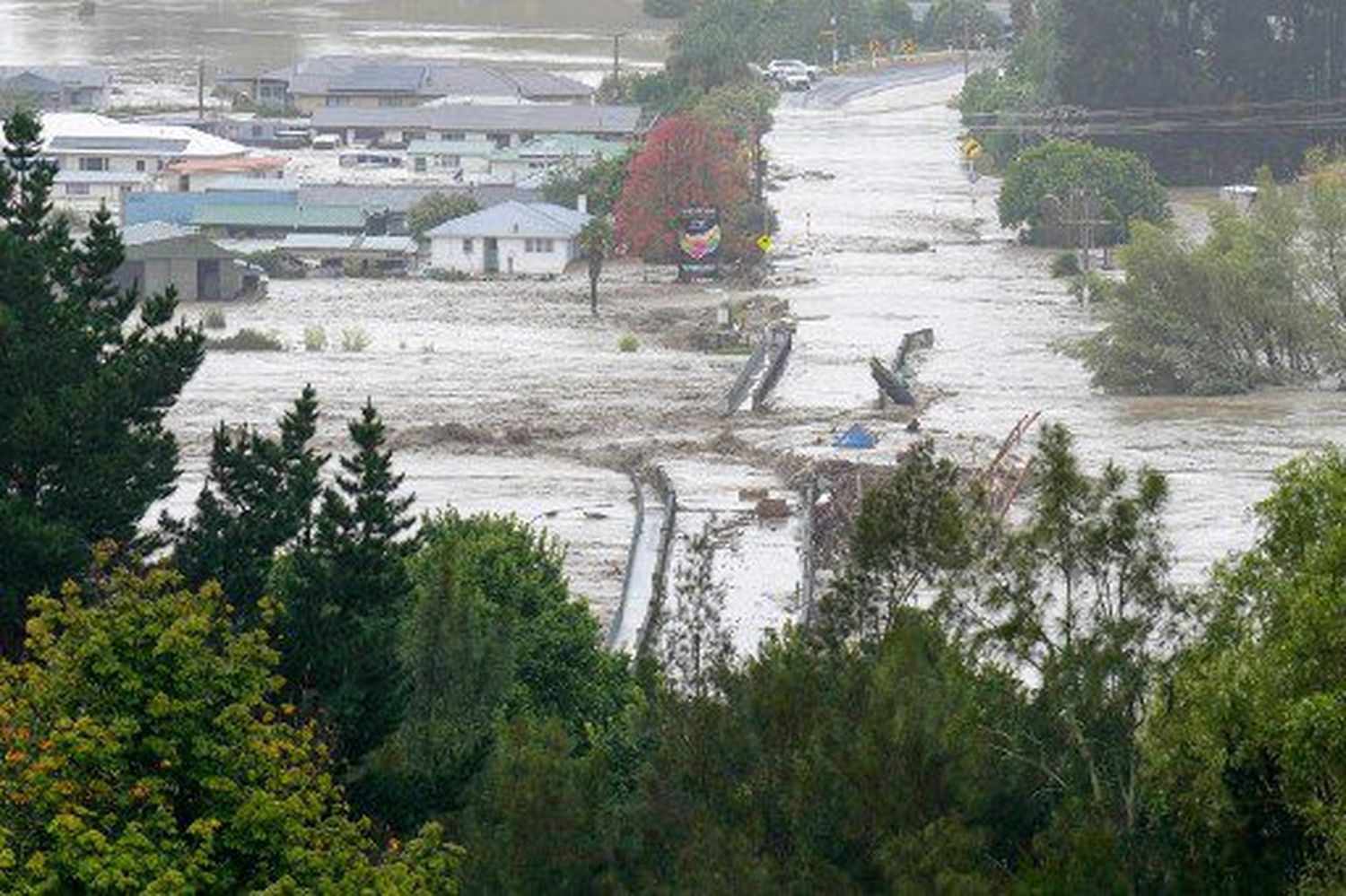 ¡EMERGENCIA EN NUEVA ZELANDA! Fuerte ciclón arrasó carreteras, inundó casas y dejó a 250.000 personas sin electricidad
