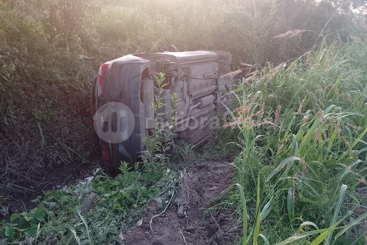 En un zajón y sin dos de las ruedas, encontraron un auto con un pedido de secuestro