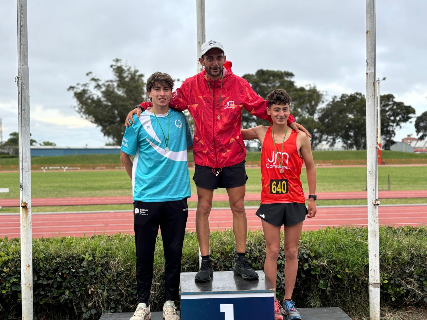Santino Marchetti (a la izquierda) en el segundo puesto en Mar del Plata