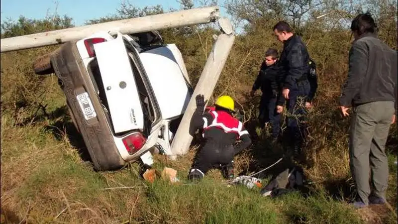 Despistó y partió una columna a la mitad: fue rescatado con vida