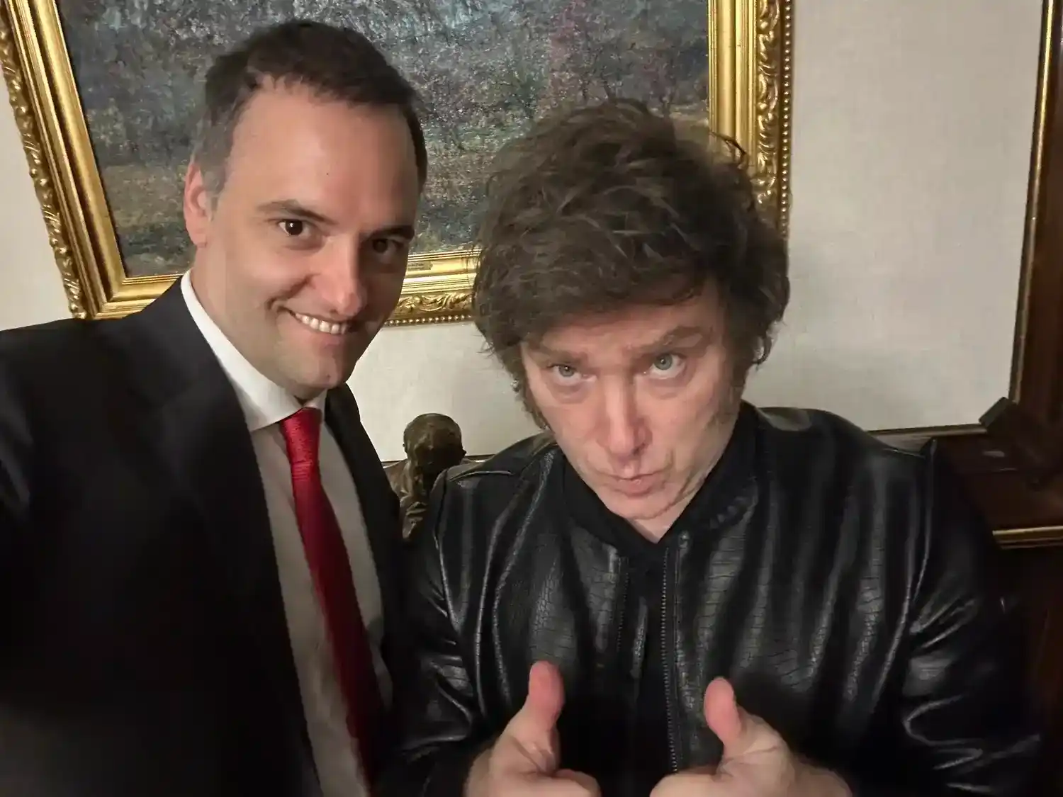 Manuel Adorni, por ahora, sostenido por el presidente Milei.