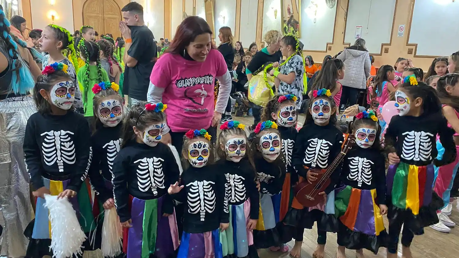 El grupo de niñas que participó del certamen de baile.