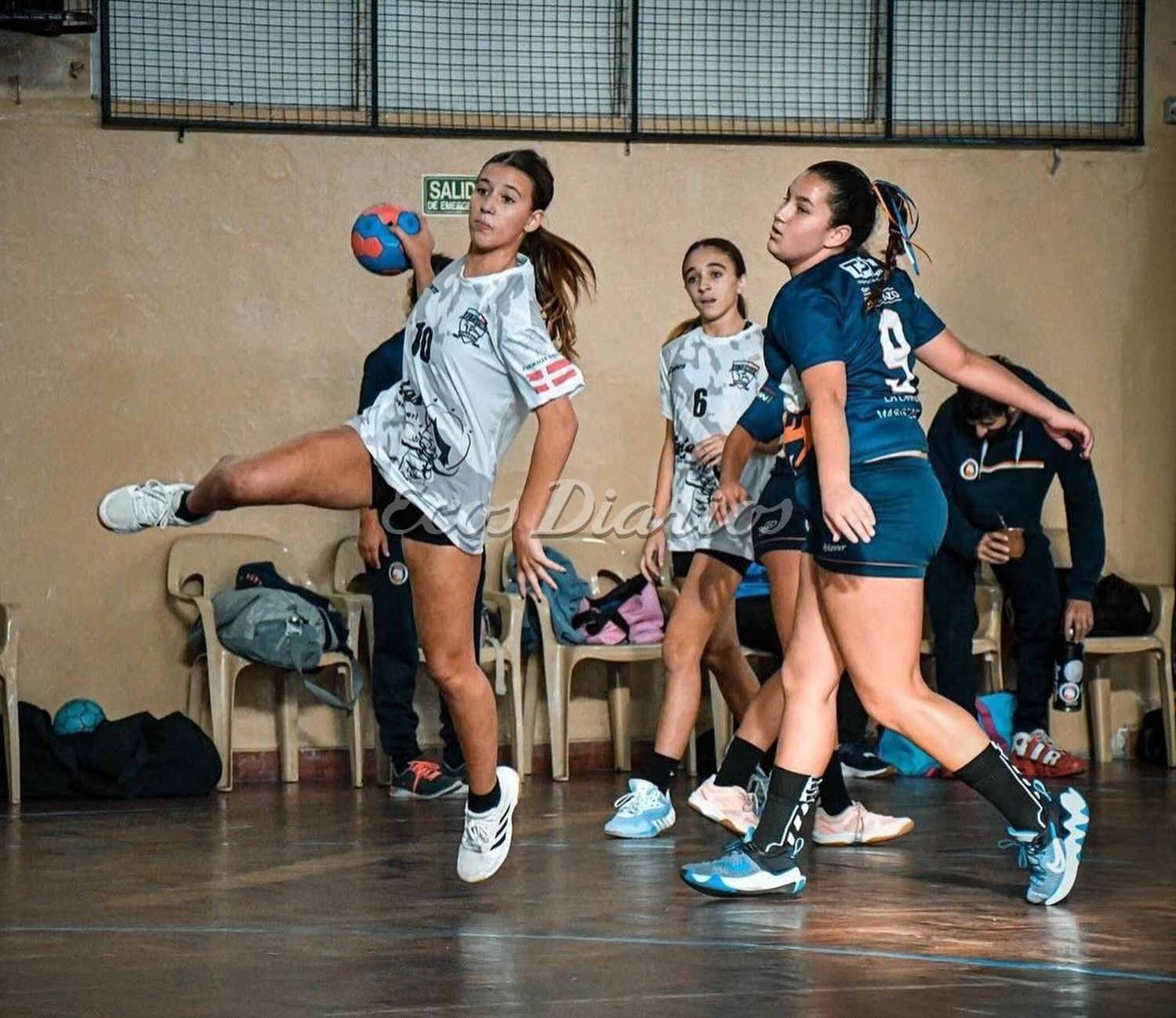 La jugadora de Altamira en categoría menores, ensayando un lanzamiento suspendido