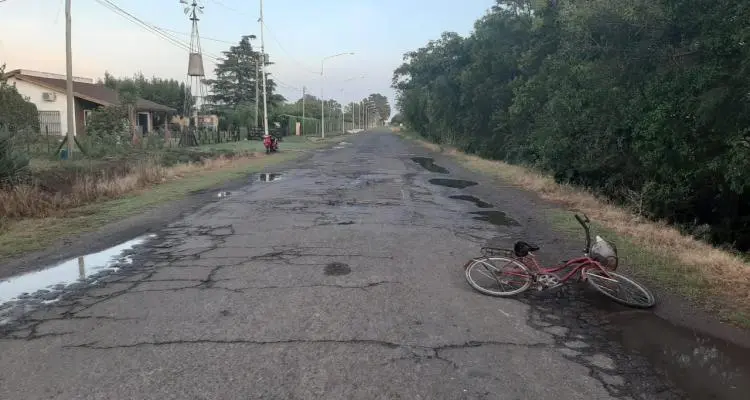 Ciclista permanece en terapia intensiva en el Hospital tras chocar con una moto en Lucio Mansilla y Mateo Sbert