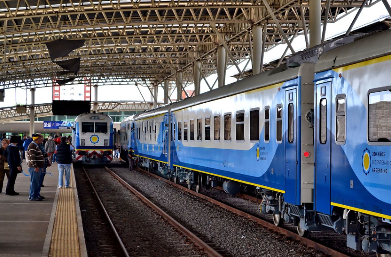 En un día se agotaron los pasajes del servicio adicional de trenes