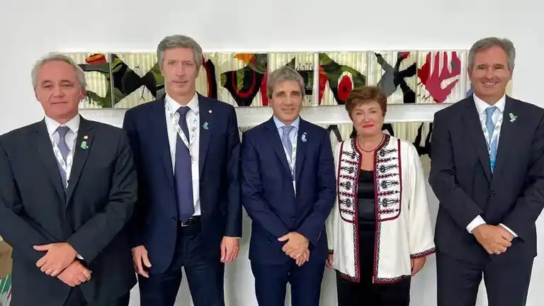 Bausili, Caputo y Quirno, flanqueando a la directora del FMI, Kristalina Georgieva.