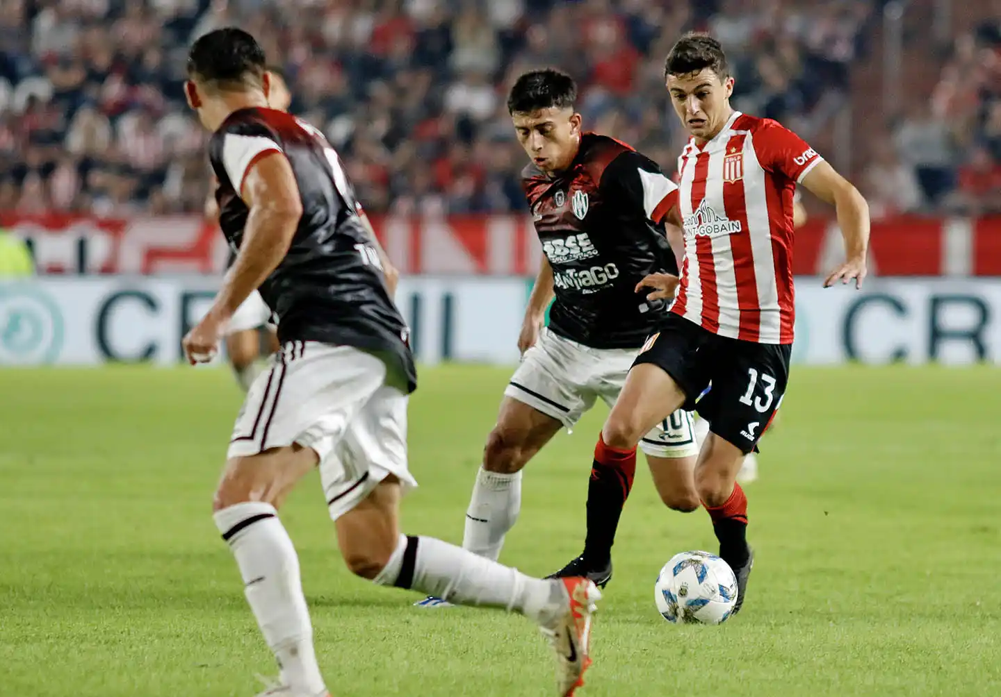 Benedetti conduce ante dos rivales.