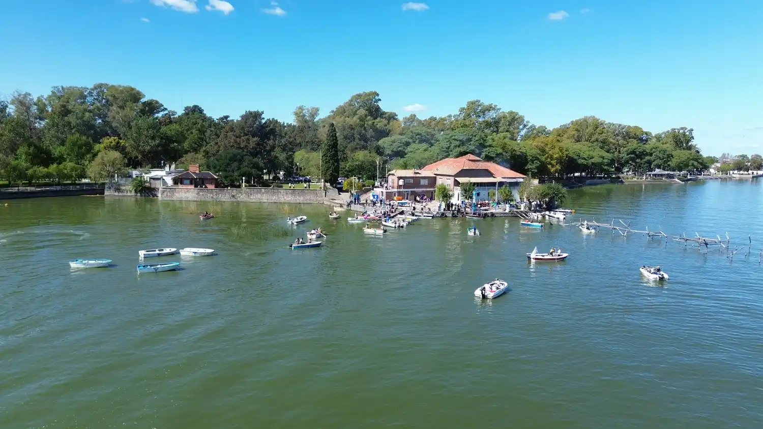 Chascomús vuelve a destacarse por la pesca: el pejerrey reaparece y la laguna gana protagonismo a nivel nacional