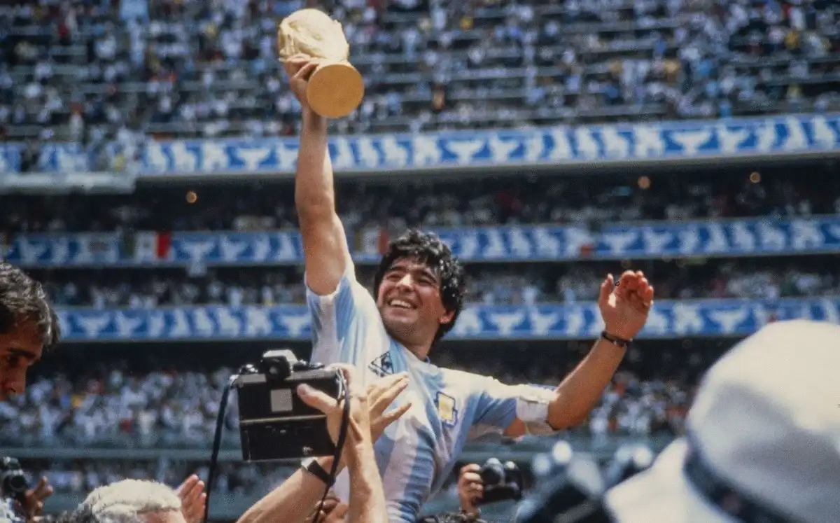 Diego Maradona alzando la Copa del Mundo en el Mundial de México 1986.