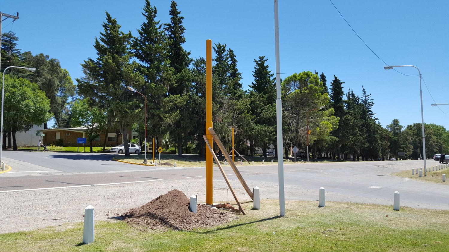 Libertador San Martín comenzó a colocar los nuevos semáforos sobre Ruta 131