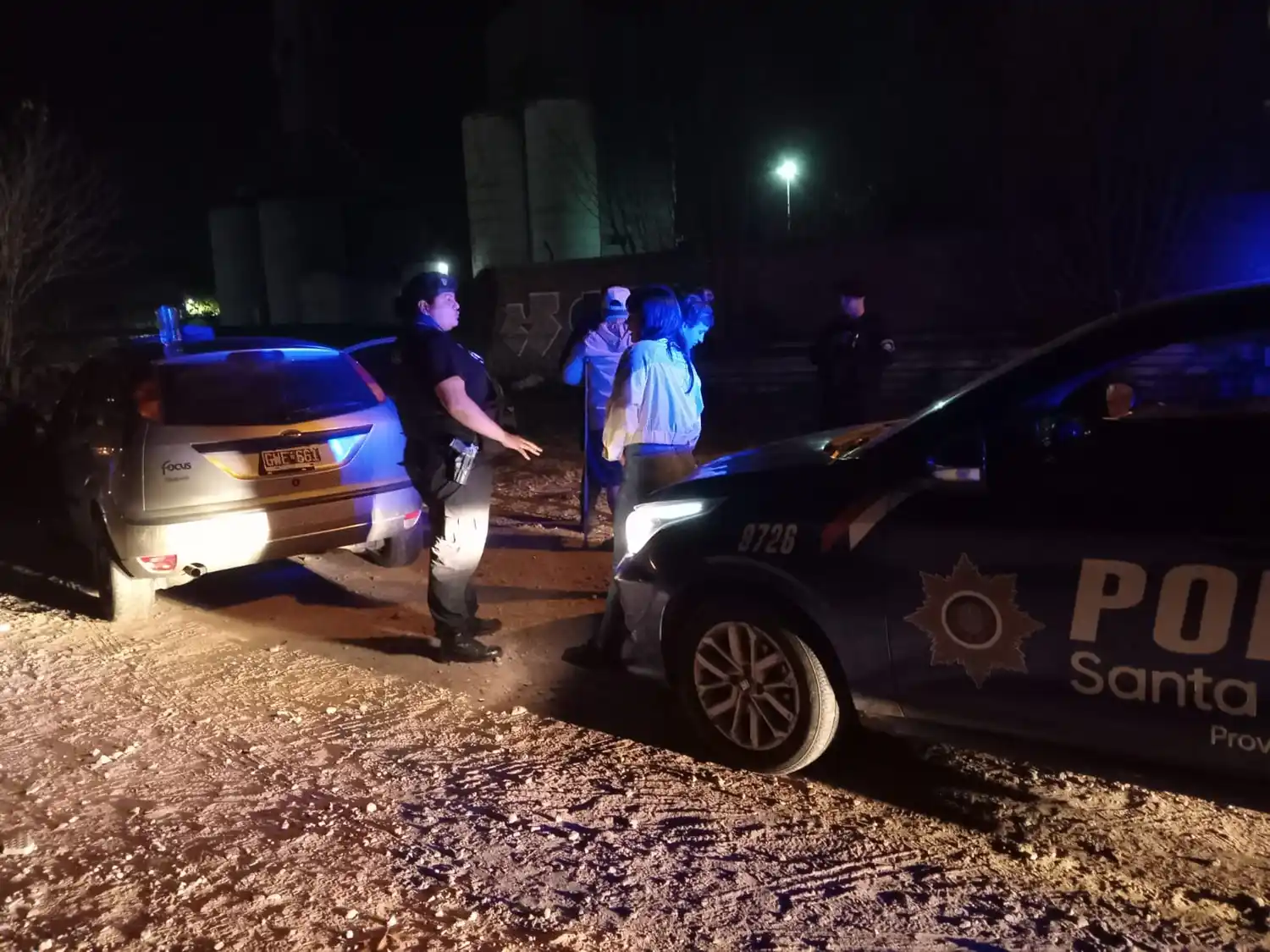 El momento de la detención del "Wacho Maxi" y dos jóvenes mujeres.