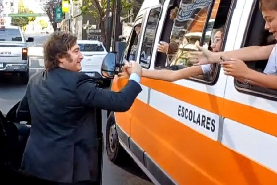 Rumbo a Olivos, Milei se bajó del auto para saludar a un micro escolar