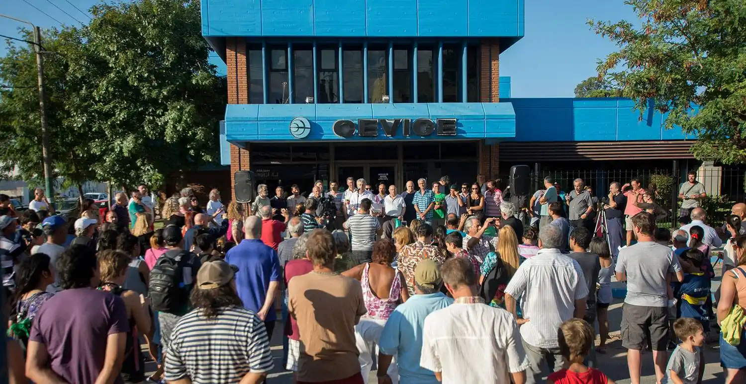 El Intendente de Villa Gesell encabezó una multitudinaria protesta en la cooperativa eléctrica