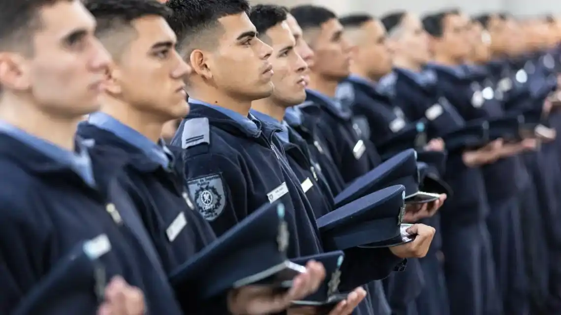 Santa Fe busca sumar 1.400 nuevos policías y ofrece becas de hasta $500.000 para la formación
