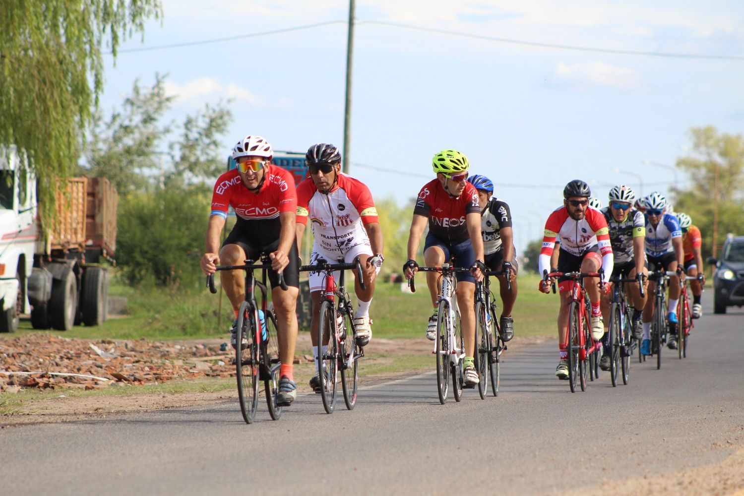 En una tarde soleada, el ciclismo brilló en todo su esplendor en el circuito "Camino al Puerto" con alrededor de 80 inscriptos en las diferentes categorías.