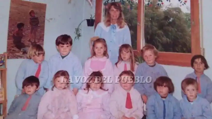 Elda junto a los nenes en el jardín de Copetonas
