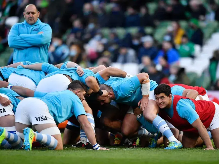 Mario Ledesma observando el scrum de Los Pumas . Foto: REUTERS/Clodagh Kilcoyne