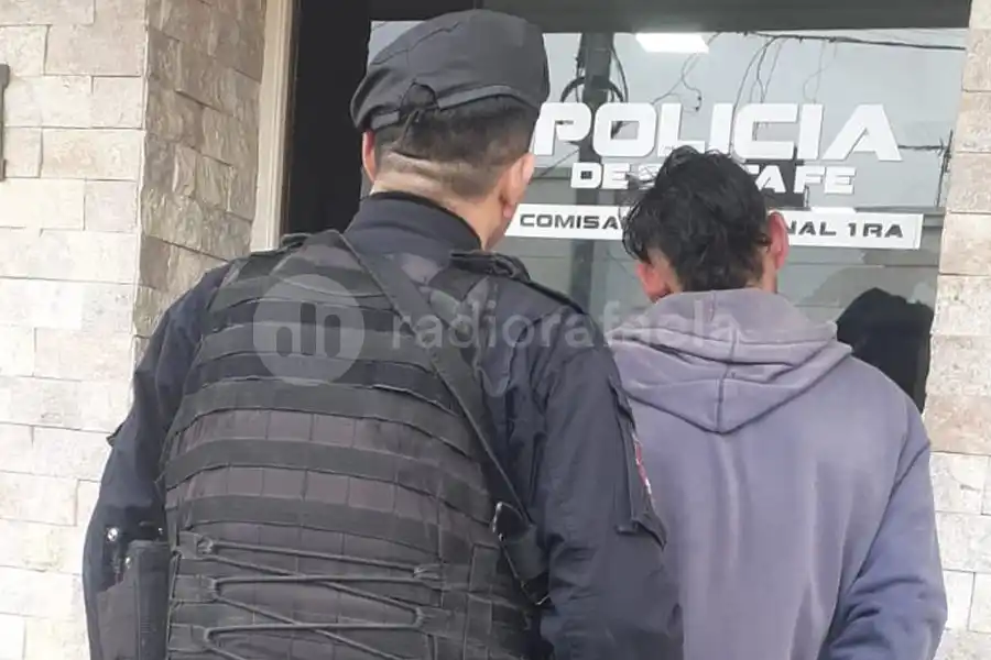 Salió de su casa y se encontró a un hombre intentando robarse su moto