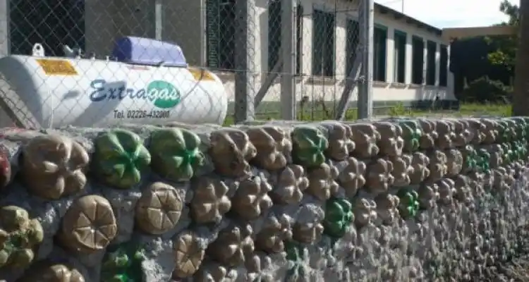Cruzada solidaria por el mural de plástico