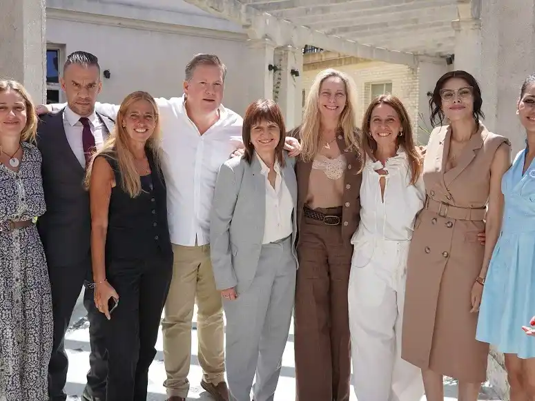 Juan Pablo Arenaza, Silvia Imas y Marilú González Estevarena junto a referentes libertarios y del bloque porteño.