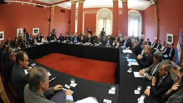 Acuerdo con los gobernadores: el Gobierno girará este año $37 mil millo