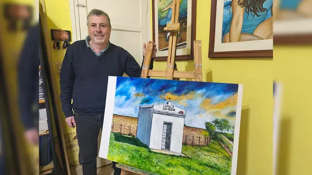 Carlos Monzoni junto a una de sus obras, la capilla San Roque. Arquitecto y pintor, encontró en las capillas rurales una forma de unir sus dos pasiones y registrar parte del patrimonio de la Pampa Gringa