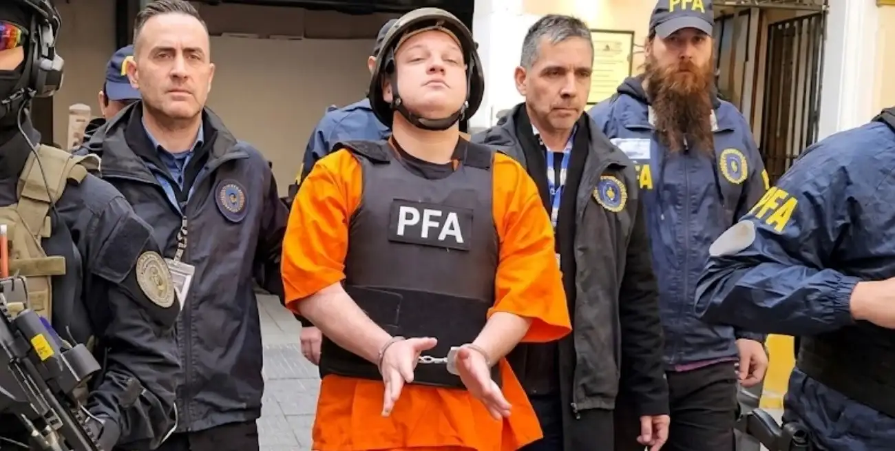 Fuerte operativo federal para trasladar a Santa Fe al "Plin" Acosta. Foto: Captura de video mejorada con IA