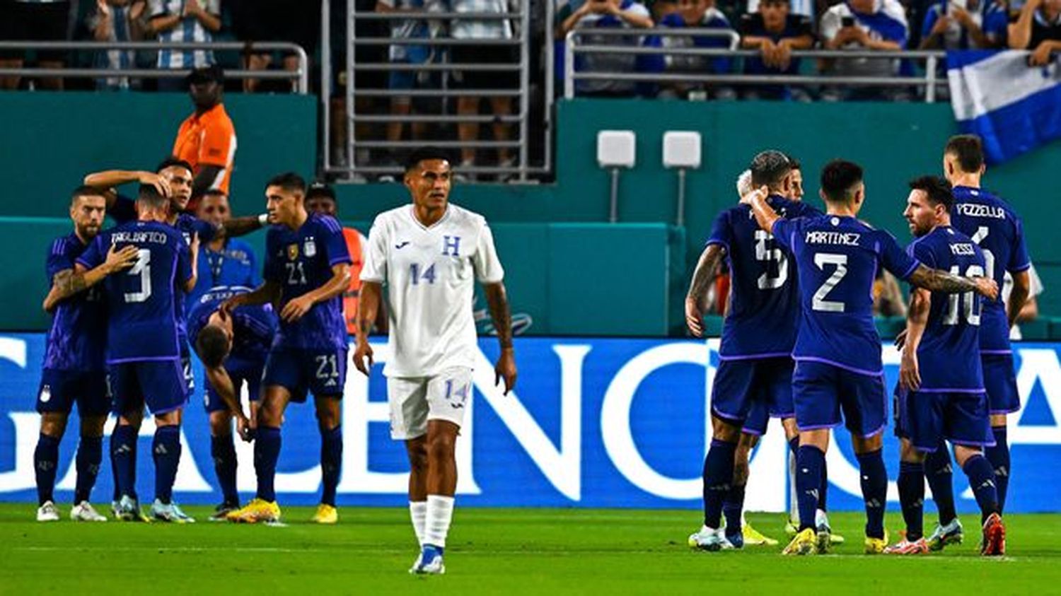 Argentina goleó a Honduras y suma 34 partidos sin derrotas