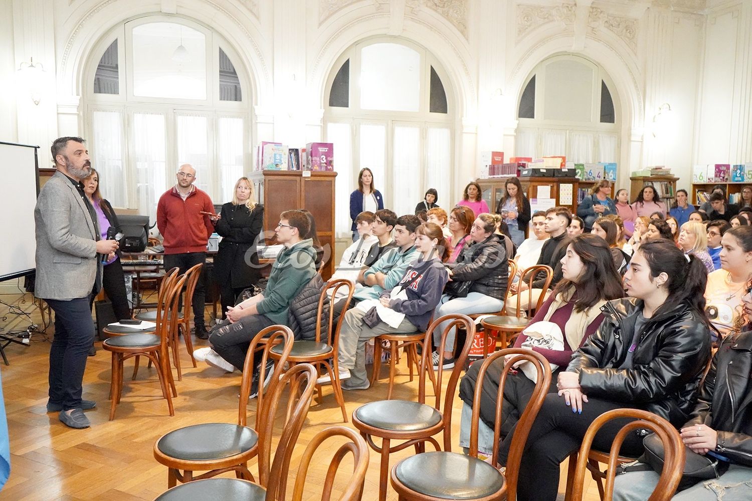 El director Ariel Gamboa inaugura el encuentro en la Escuela Superior José Manuel Estrada