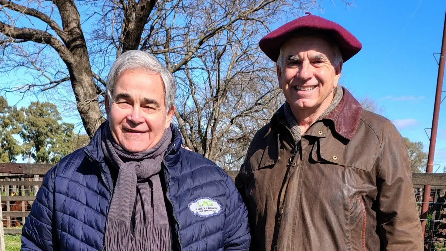 Daniel junto al martillero Juanjo Ercazti antes del comienzo del Remate del Centenario, realizado el martes