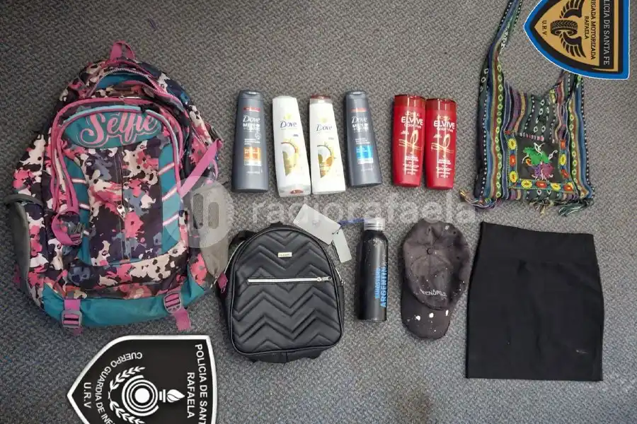 Habrían robado en pleno centro y se terminaron enfrentando a los piedrazos con la policía: un efectivo herido