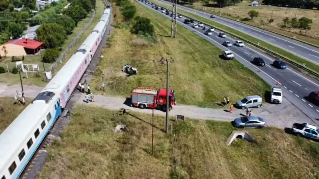 Tren chocó contra un auto en Chascomús: un muerto y dos heridos