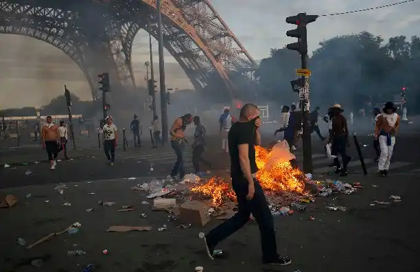 Hubo enfrentamientos en la Torre Eiffel durante la final