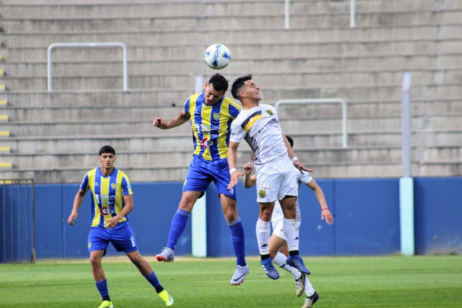 Santamarina fue dominado, erró un penal y terminó 0-0 en San Luis