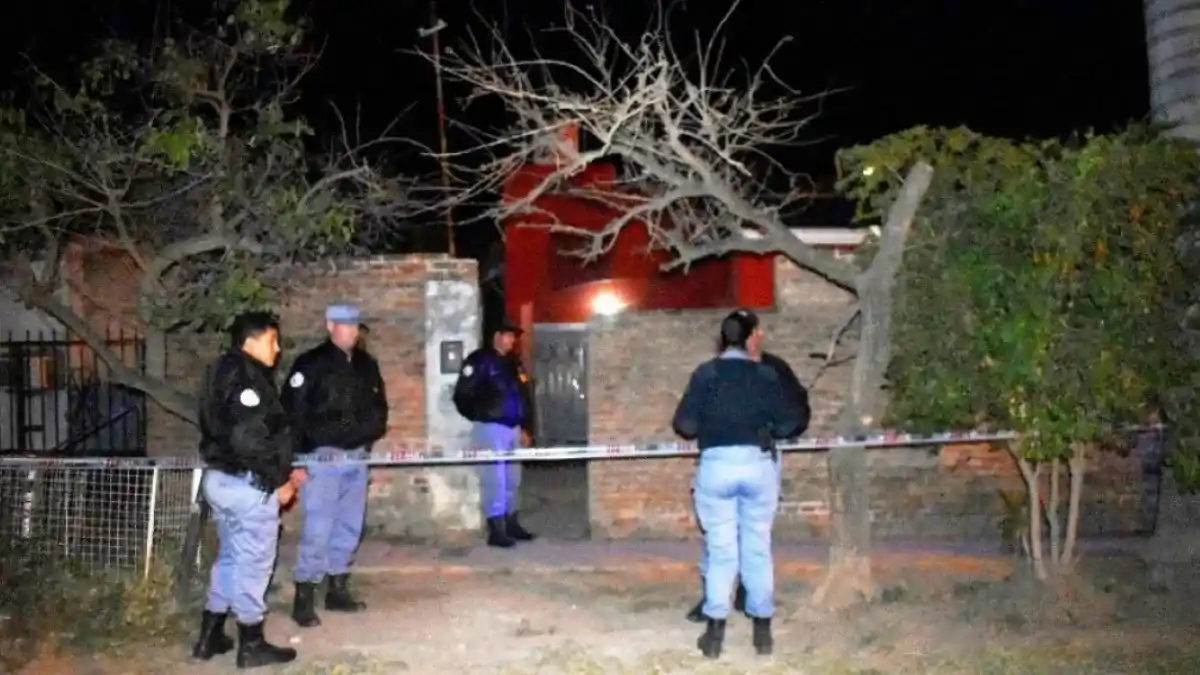 El personal de la comisaría de Las Lomitas encontró a María Beatriz Coronel, de 47 años, en el patio frontal.