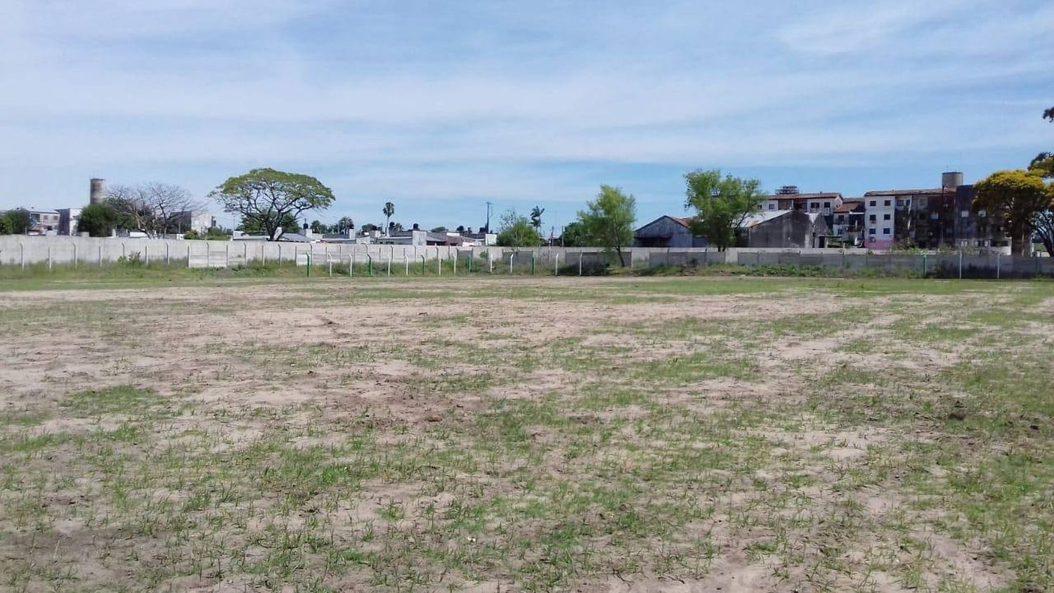 Estudiantes y su  cancha para empezar  a entrenar en febrero