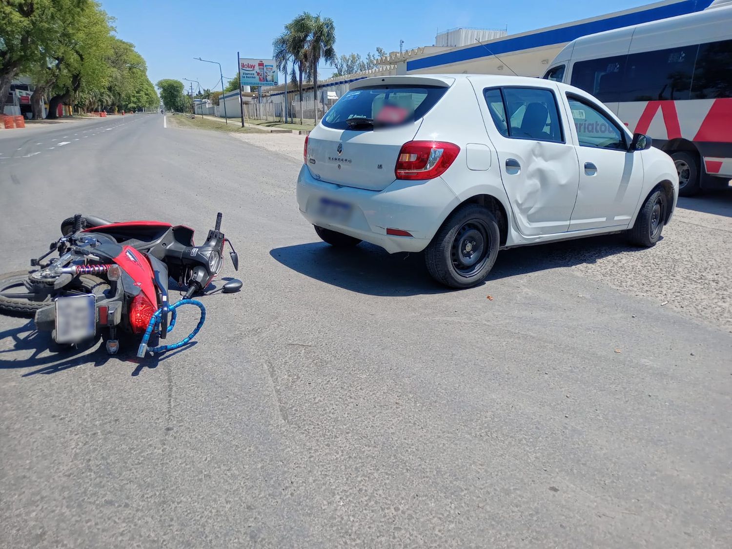 Fuerte choque con un motociclista herido frente a la planta de Ilolay en Bella Italia