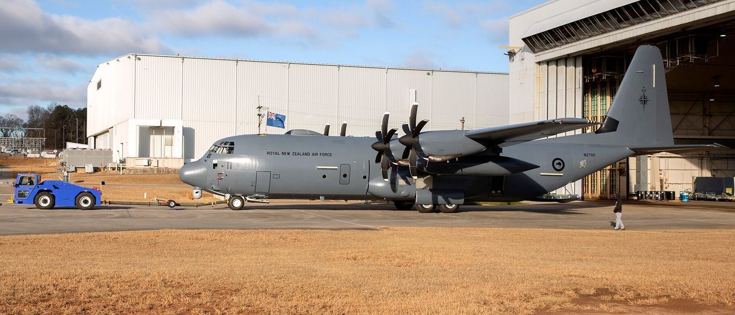 El primer C-130J-30 de la Real Fuerza Aérea de Nueva Zelanda salió del taller de pintura