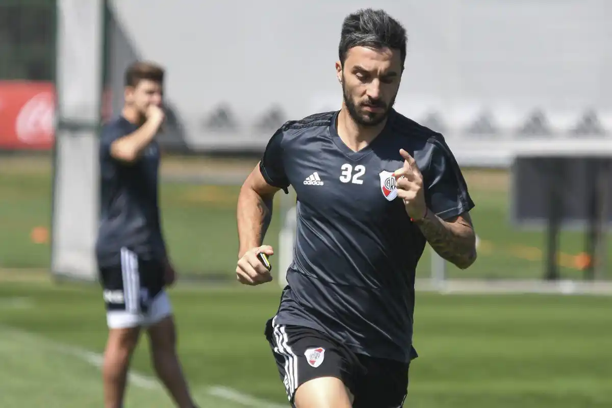 Scocco se resintió de la  lesión y quedó descartado 