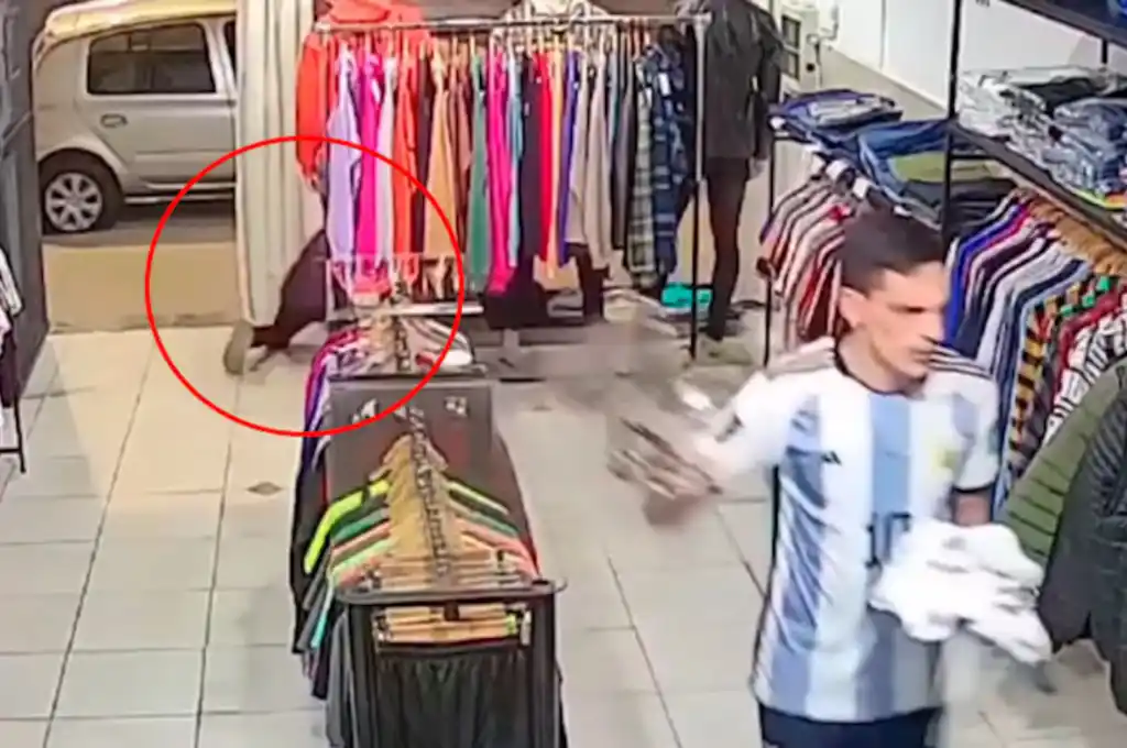 La nena respondía a las órdenes de los adultos.