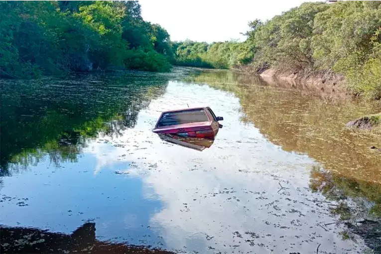 Fue a pescar y cuando volvió su auto estaba en el medio de un arroyo