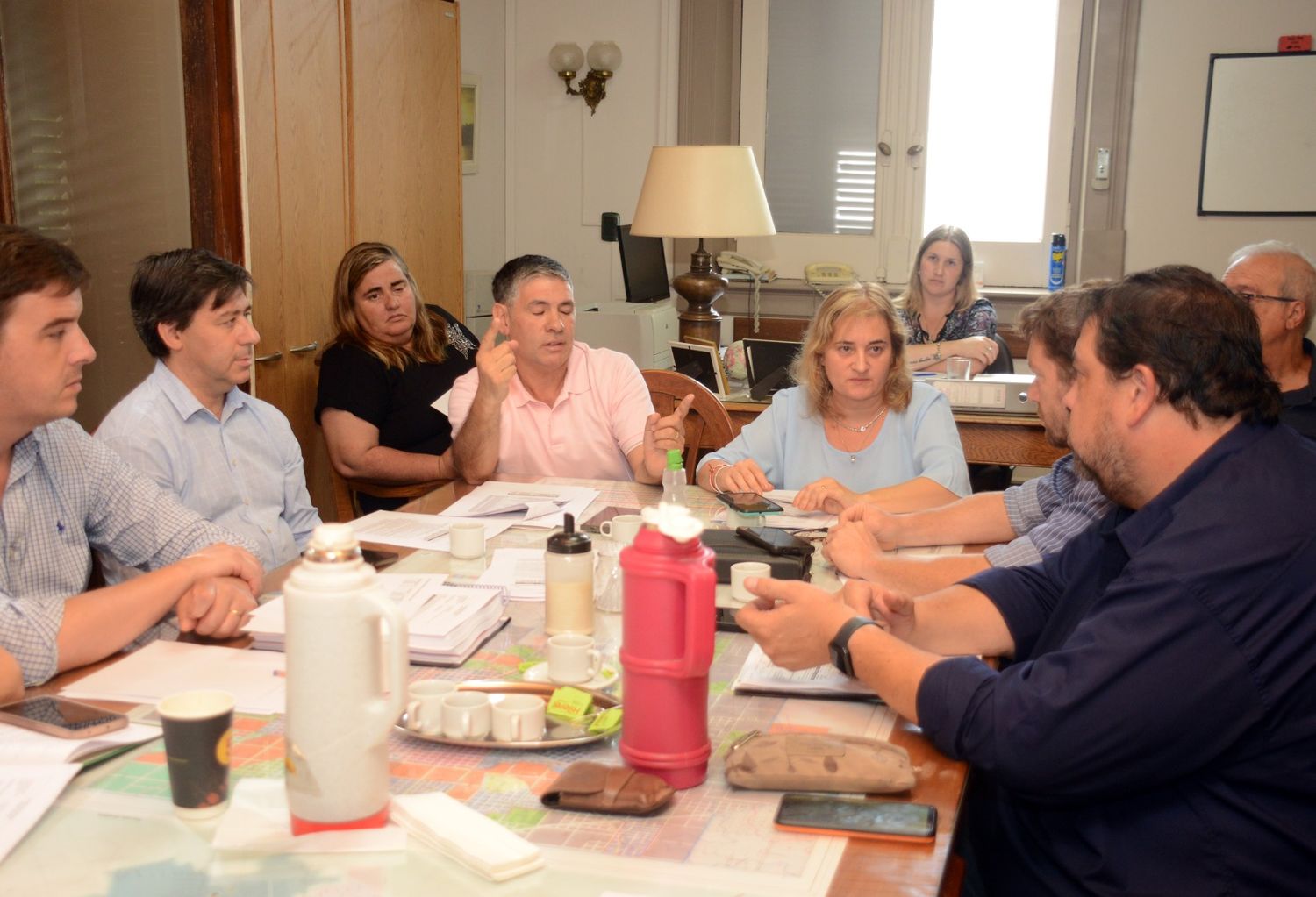 El secretario de Economía Martín Echeverría encabezó la presentación de los detalles del Presupuesto 2025 ante concejales.