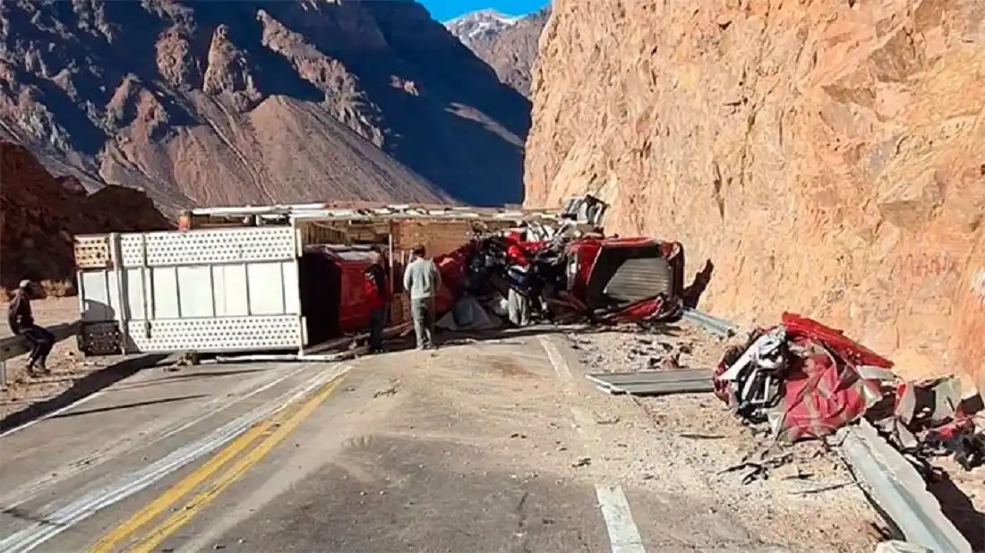 Volcó un camión mosquito: ocho camionetas 0 kilómetro quedaron destrozadas