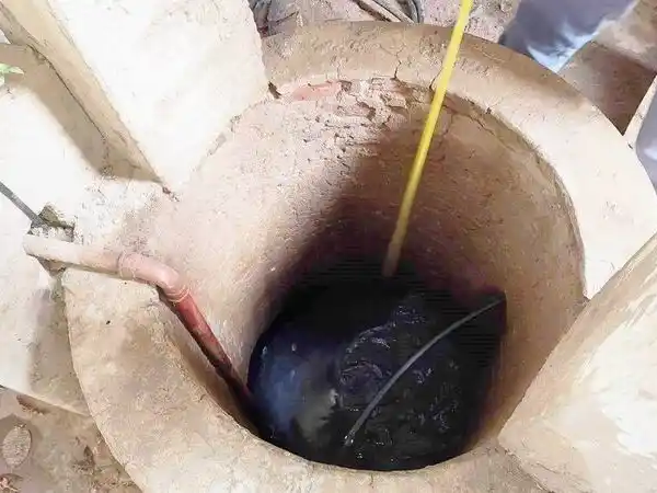 Una mujer se arrojó a un aljibe para salvar a su hijo