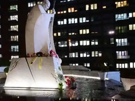 El Vaticano confirma una “ligera mejoría” en la salud del Papa