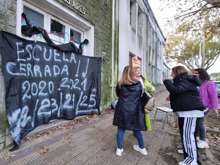 Directivos de la Escuela 7 realizaron una intervención en la puerta del edificio