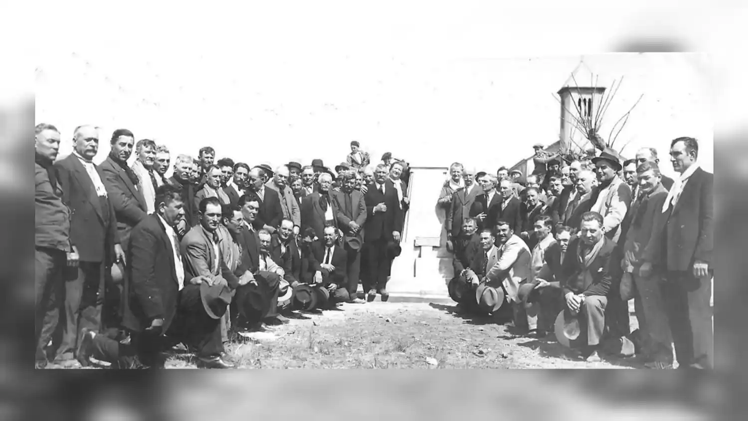 Los pioneros y descendientes junto al monolito inaugurado en 1936 (Archivo Gráfico y Museo Histórico).