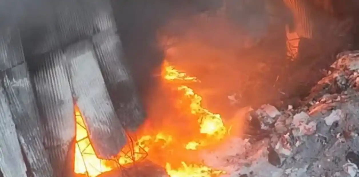 Tras más de 24 horas, se reavivó el incendio en el depósito de pinturas de Moreno y advierten riesgo de colapso