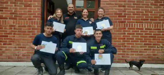 Bomberos Voluntarios de Ceibas y Médanos completan capacitación en rescate acuático y buceo en Mar del Plata.